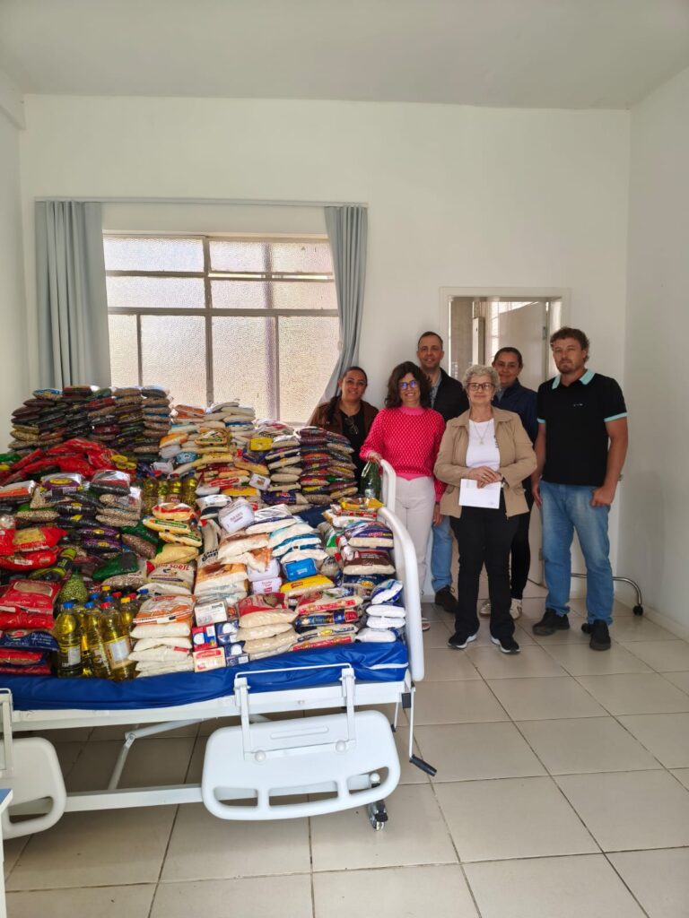 Nota de Agradecimento
O Albergue São Francisco de Assis agradece de coração a todos que contribuíram para o sucesso da Festa do Produtor Rural de São Tiago. Graças à solidariedade da comunidade, foram arrecadados aproximadamente 700 kg de alimentos, além de doações em dinheiro e via PIX, que serão fundamentais para a manutenção da instituição.

Agradecemos ao Sindicato Rural, à Prefeitura Municipal de São Tiago, à Companhia de Rodeio Santa Luzia, especialmente ao Elton, pela realização do Desafio do Bem, e a todos que colaboraram com essa grande corrente de solidariedade.

Que Deus, Nossa Senhora Aparecida e São Francisco de Assis abençoem todos os envolvidos.
Nossa sincera gratidão a todos!